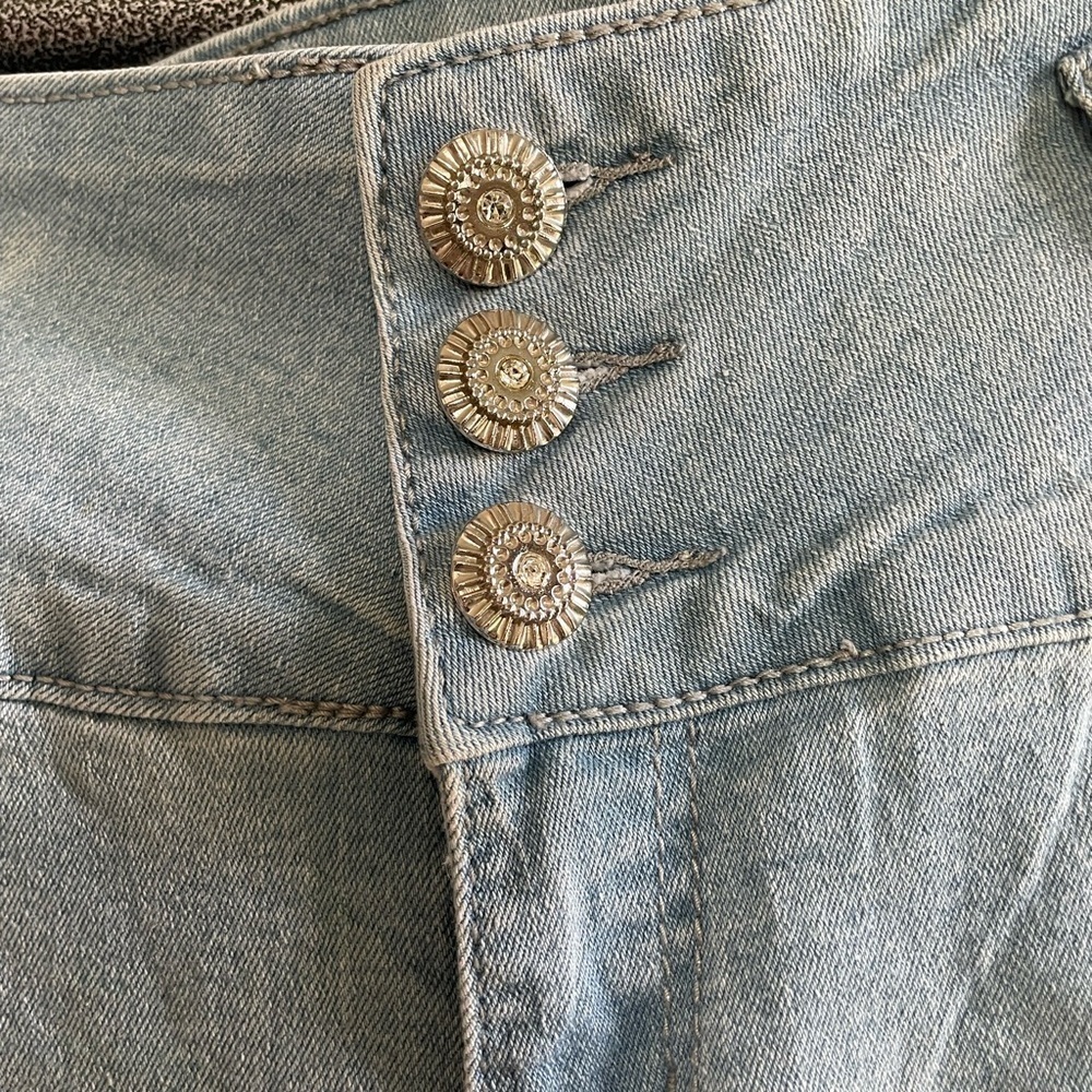 Womens junior size 5 Distressed Blue Jeans - Picture 3 of 6